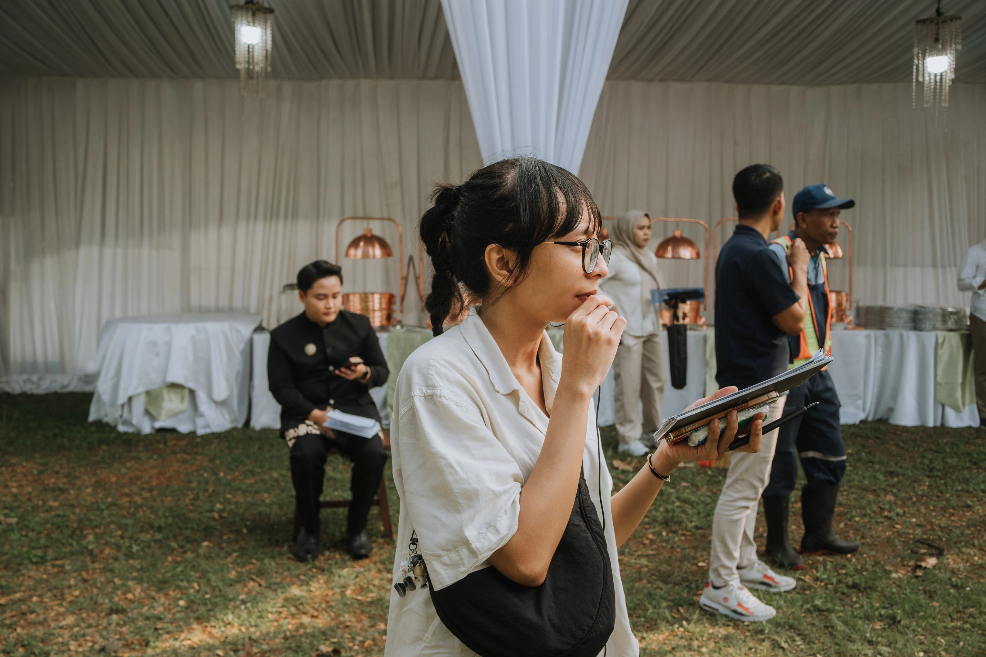 Wedding planner personal Dinata Organizer bekerja dengan pasangan - slide 1