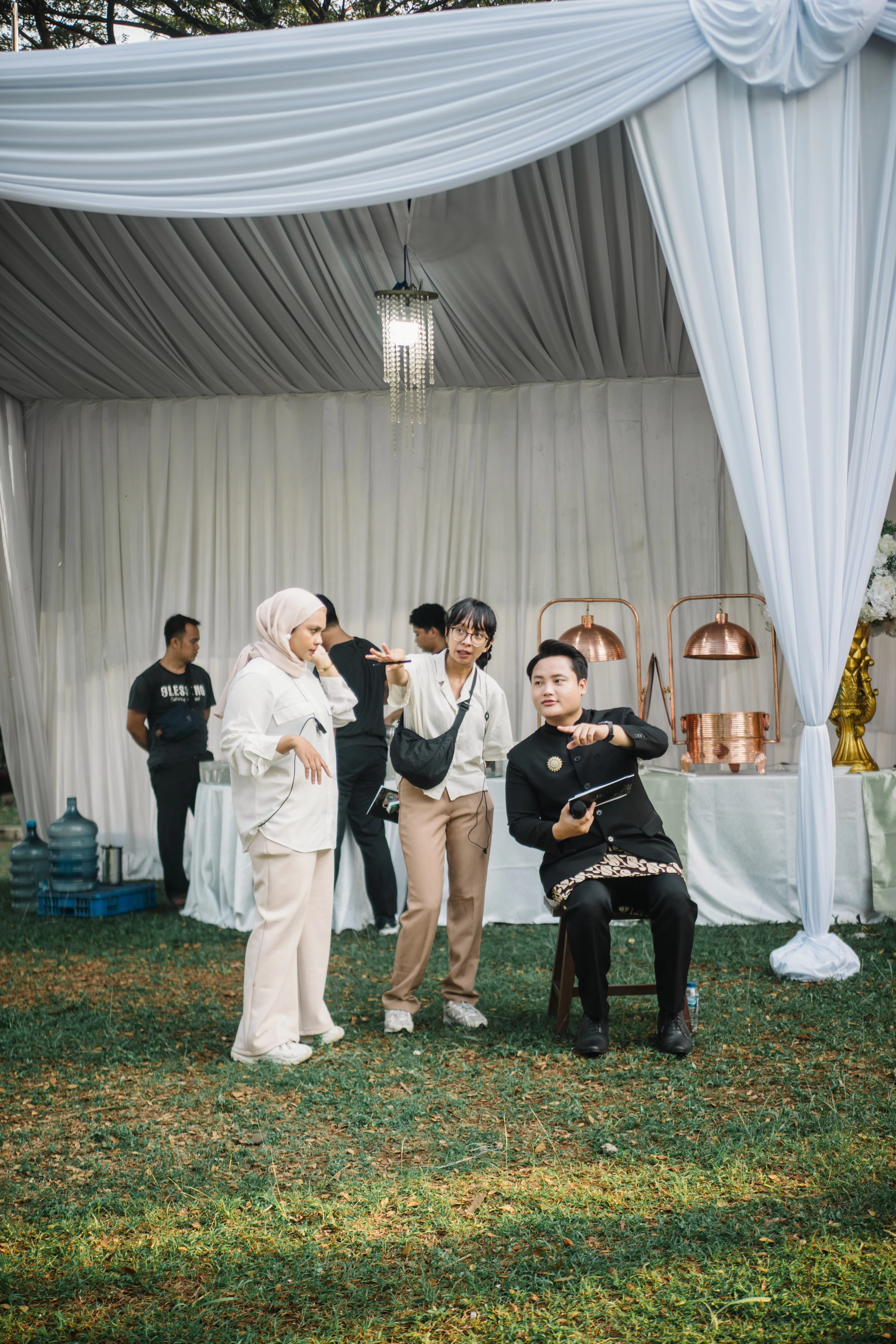 Wedding planner personal Dinata Organizer bekerja dengan pasangan - slide 3