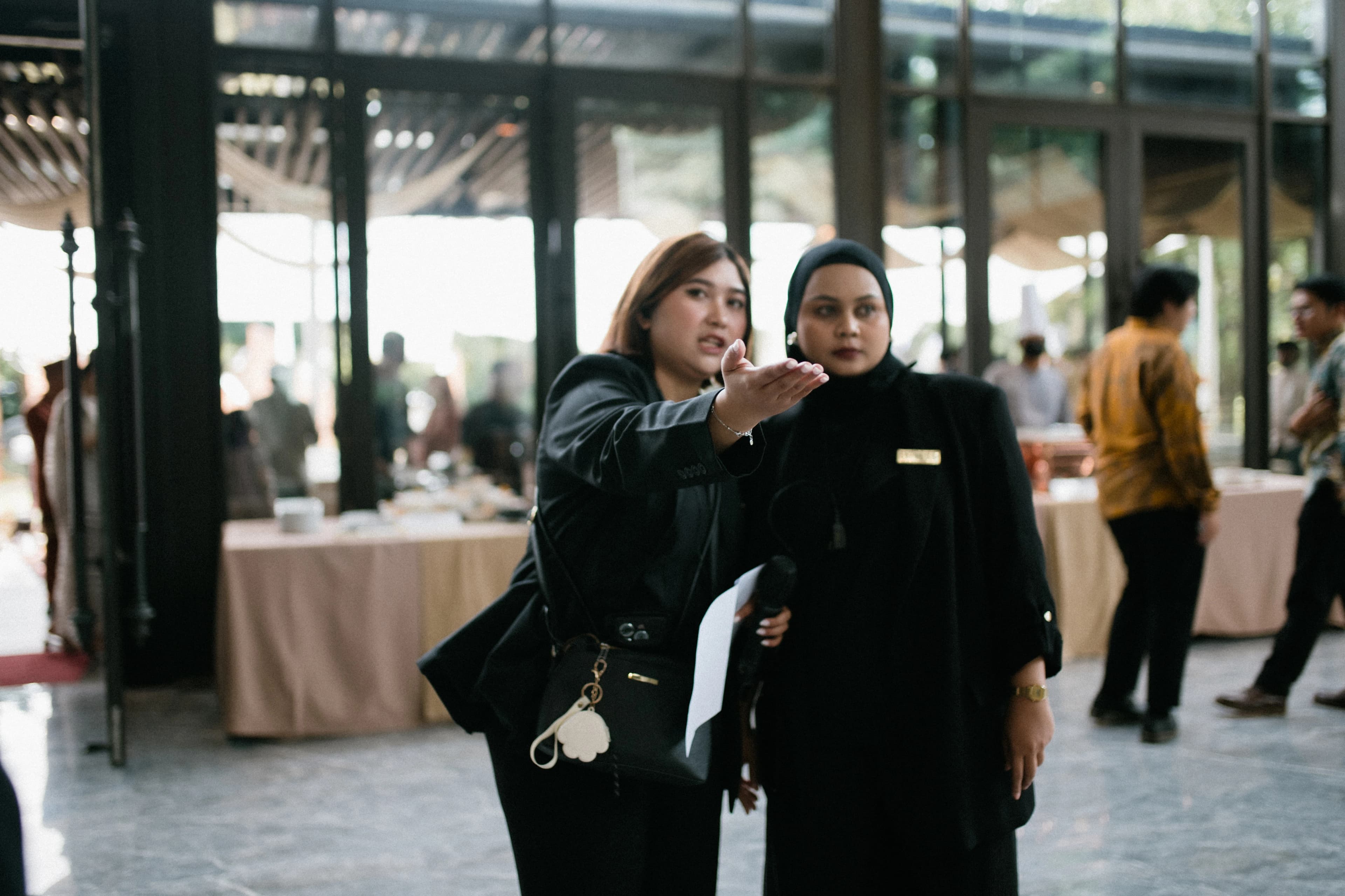 Wedding planner personal Dinata Organizer bekerja dengan pasangan - slide 4